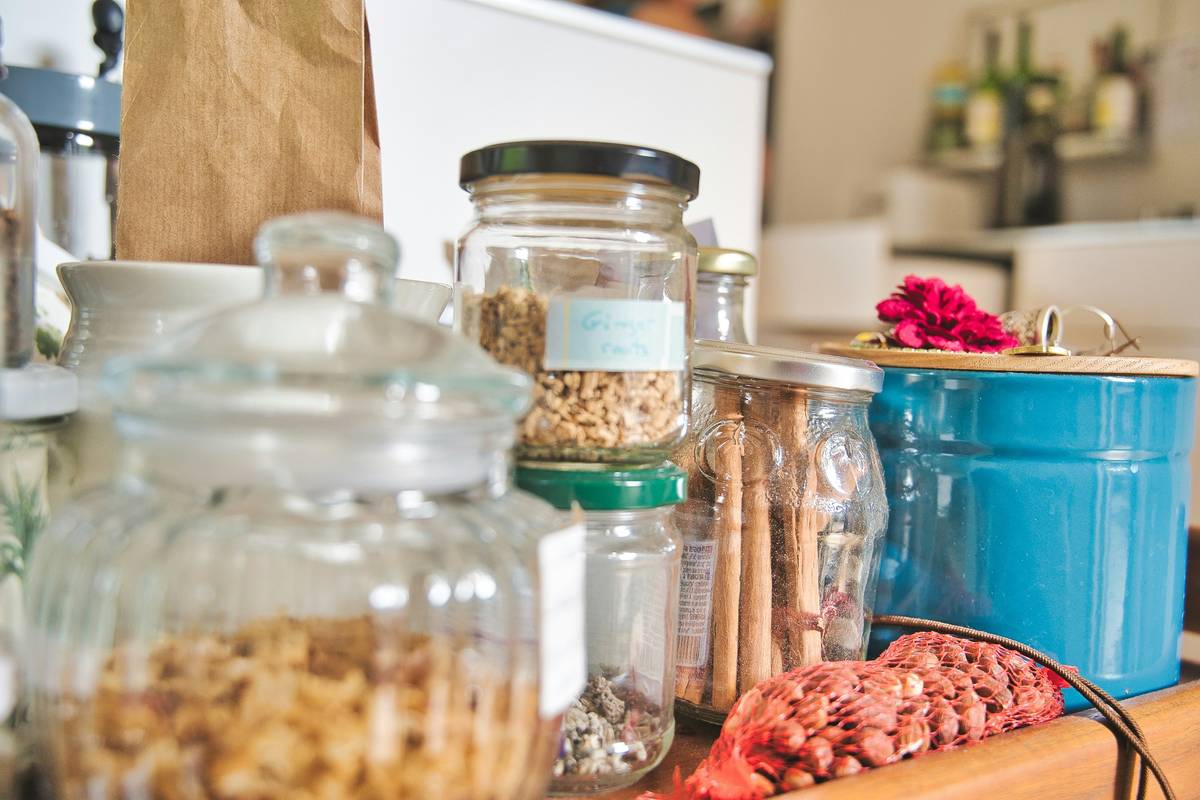 Comparison of sustainable food storage methods including silicone bags, glass containers, and beeswax wraps